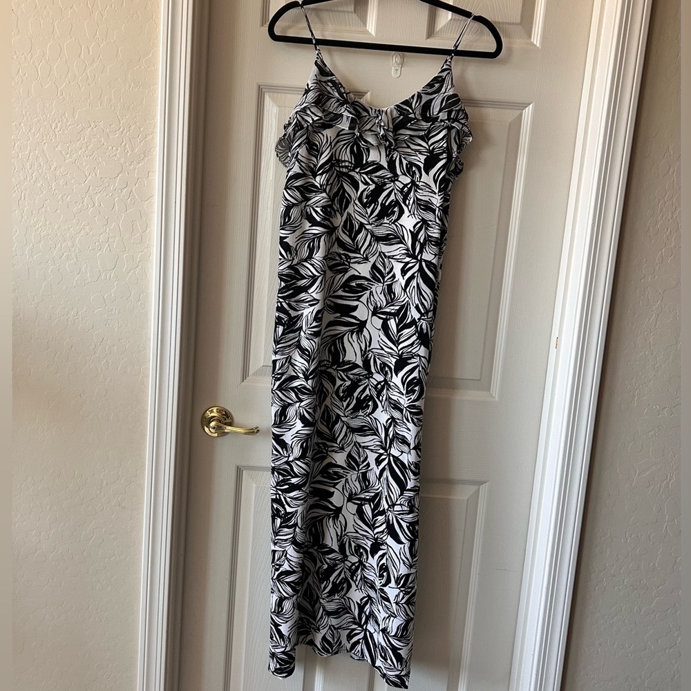 Mossimo Black and White Leaf Print Maxi Dress Ruffle Y2K inspired, Medium